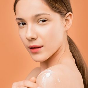 Base de lotion au lait de chèvre biologique et au miel 200ml Prête à l'emploi pour le corps, éclaircissante, nourrissante, ingrédients à base de plantes, OEM - Product Image 1