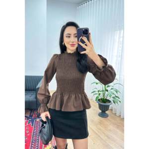 Blusa Elegante para Mujer Lustrin, Color Marrón, Cuello Alto Fruncido con Encaje Delicado, Mezcla de Algodón Transpirable para Primavera/Verano - Product Image 1
