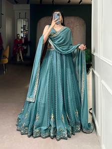Dernière tenue de créateur Evergreen, très vendue, Lehenga Choli & Dupatta en soie avec de riches broderies et des sequins, en vente - Product Image 2