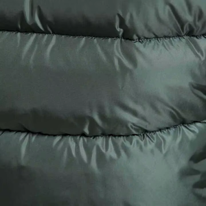 Veste matelassée en duvet de haute qualité avec logo de marque personnalisé, veste en duvet épaisse pour femmes, veste matelassée à fermeture éclair intégrale - Product Image 6