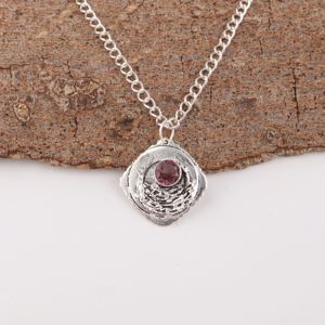 Breloque rustique artisanale en argent avec pierre précieuse rhodolite taille ronde sertie clos, plaqué argent 925, pour cadeau de mariage ou d'anniversaire - Product Image 3
