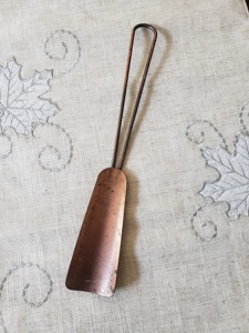 Rehausseur de chaussures en métal vintage classique, conçu pour faciliter l'enfilage des chaussures, avec un attrait décoratif antique pour l'affichage à domicile, en provenance d'Inde - Product Image 6