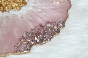 Plateau en résine florale rose et blanche avec poignées dorées et détails en pierre Parfait pour les coiffeuses et les présentoirs indiens - Product Image 5