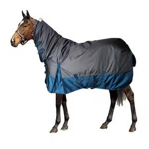 Couverture de cheval d'extérieur à carreaux gris, rouge et noir en tissu Oxford, toutes saisons, avec 2 sangles de fixation, col standard et grande rabat de queue - Product Image 2