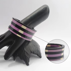 Brazaletes de resina modernos facetados etéreos de Uttar - Product Image 1