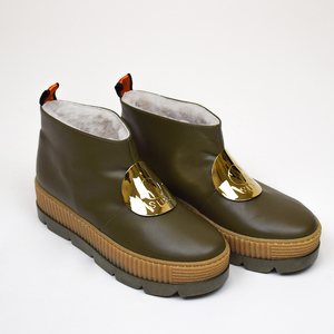 Mejor diseño de botas Chelsea para mujer, forro Merinos de cuero de becerro, estilo informal de Color oliva con accesorios dorados para la temporada de otoño - Product Image 1