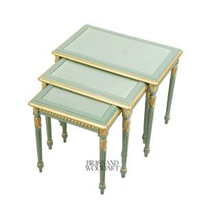 Ensemble de tables d'appoint classiques vert clair avec accents dorés et pieds sculptés élégants pour salons de luxe et décoration intérieure - Product Image 1