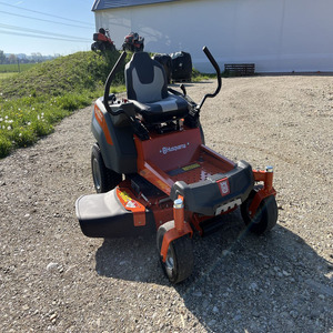 Tondeuse autoportée Husqvarna Z242F 42 pouces à braquage zéro, moteur Kawasaki FR651V V-Twin 21,5 CV, transmission Hydro-Gear, pour usage résidentiel, à vendre - Product Image 1