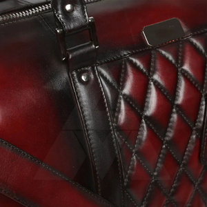 Bolsa de Viaje de Cuero, Diseño Acolchado, Color Granate, Bolsa de Fin de Semana, Cierre de Cremallera, Material Resistente - Product Image 6