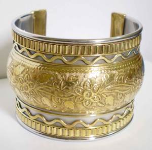 Brazalete de Cobre Chapado en Oro de Dos Tonos de Lujo para Mujer, Diseño Floral Tradicional Grabado, Brazalete de Metal Sólido Elegante - Product Image 1