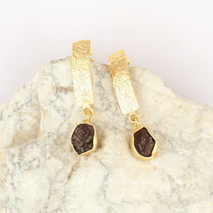 ต่างหูผู้หญิงขายส่ง ต่างหูหินโกเมนดิบธรรมชาติ ต่างหูดีไซน์เนอร์ชุบทอง 18k ตัวเรือนทองเหลืองแบบมีเท็กซ์เจอร์ ต่างหูแบบห้อย - Product Image 3