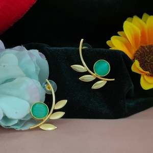 ต่างหูรูปใบไม้และเพชรโมอิสธรรมชาติเป็นแรงบันดาลใจให้เกิดความสง่างามด้วยประกายอันหรูหราที่สร้างขึ้นในรูปทรงใบไม้ที่สง่างาม - Product Image 4