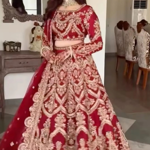 Deslumbrante blusa de novia granate, vestido Lehenga & dupatta con Dabka pesado adornado, perlas, piedra, trabajo de bordado de cuentas = 2025 - Product Image 1