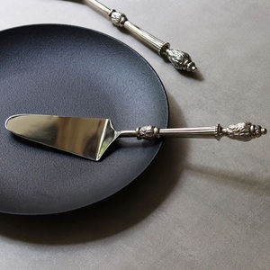 Juego de cubiertos de acero inoxidable con diseño en relieve, muy vendido, que mantiene su brillo incluso con lavado frecuente. - Product Image 5