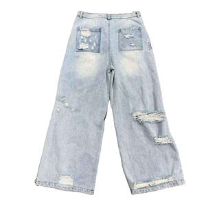 El arte clásico se une al estilo moderno con nuestro intrincado trabajo de bordado floral, que se presenta en esta pantalona vaquera premium. - Product Image 2