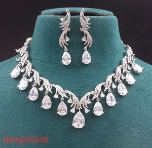 Classique AD Stone Teardrop Design Collier et boucles d'oreilles pour les femmes Convient aux mariages Fonctions traditionnelles et tenues élégantes - Product Image 4