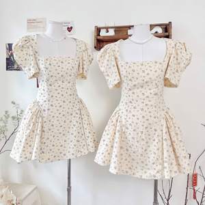Robe courte élégante à imprimé floral et dos smocké pour femme, robe d'été décontractée - Product Image 2