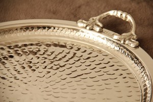 Por lo general, presentan patrones martillados o diseños intrincados a lo largo del borde, agregando un toque elegante usado 4 bebidas para servir - Product Image 6