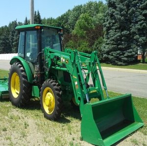 Tractor Agrícola John Deere 5075E Usado Original con Cargador Frontal, 75HP, 4x4, Disponible Ahora para la Venta - Product Image 1