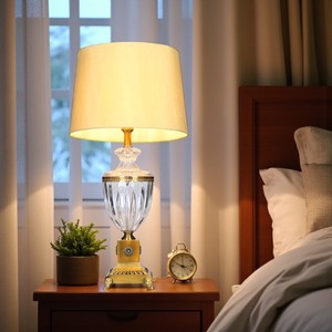 Lampes de table élégantes en verre et laiton pour l'éclairage intérieur et la décoration - Product Image 3