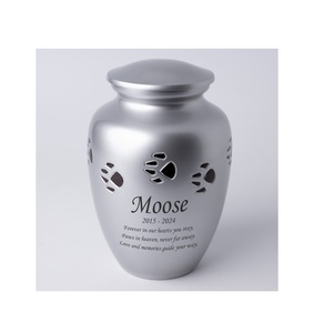 Urne classique en étain avec plaque signalétique gravée pour monuments commémoratifs intemporels - Product Image 6