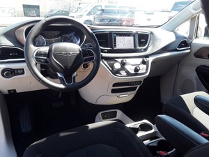 Chrysler Voyager LX Fleet 2023 Usada en Buen Estado, Minivan de 4 Puertas - Product Image 3