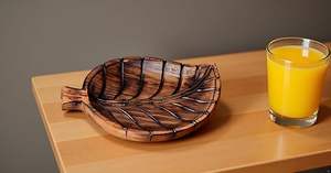 Plateau en bois naturel en forme de feuille, fabriqué en bois massif pour la décoration de table à manger et une utilisation de service écologique - Product Image 4