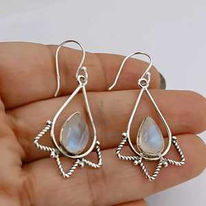 Pendientes de Plata de Ley con Piedra Lunar Arcoíris, Forma de Lágrima, Piedra de Nacimiento de Junio - Product Image 1