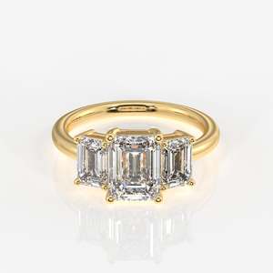 Bague à trois pierres en or 9 carats avec diamant taille émeraude cultivé en laboratoire – Catégorie de produit : Bagues en or avec diamants - Product Image 1