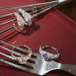 Bague de fiançailles en argent sterling 925 avec diamant moissanite VVS1 de 1 carat, 6 griffes, bande épaisse, bijoux de luxe pour femmes, couronne de princesse - Product Image 2