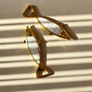 Ouvre-bouteille design poisson vintage en métal de luxe avec finition en émail brillant, parfait pour les accessoires de bar élégants - Product Image 3