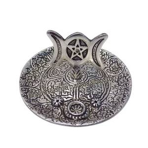 Plaque de brûleur d'encens ronde en métal faite à la main avec pentacle triple lune parfaite pour le yoga et la décoration intérieure disponible en différents modèles - Product Image 1