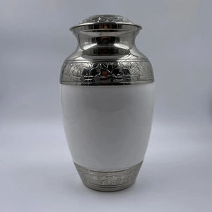 Urne commémorative de crémation pour adultes en laiton blanc et argent Urne en métal de style américain pour cendres avec sac en velours coloré inclus - Product Image 1
