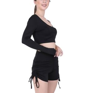 Nuevas llegadas al por mayor de alta calidad elegante chándales de terciopelo negro personalizado a rayas con capucha Joggers pantalones cortos de dos piezas Top corto - Product Image 1