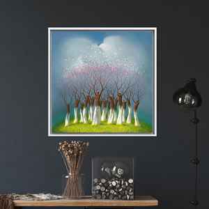 Toile imprimée : Décor fantaisie de forêt aux arbres et aux êtres oniriques, encadré blanc - Product Image 1