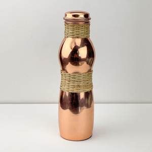 Botella de Agua de Cobre Premium con Acabado Elegante, Precio al por Mayor, MOQ Bajo, Bebida de Moda para Uso Diario - Product Image 5