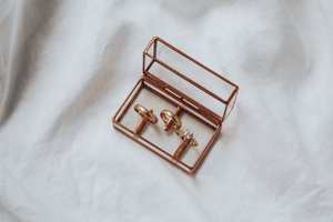 Boîte à bagues à bijoux de forme rectangulaire luxueuse avec cadre en or fini parfait pour ranger bagues colliers et accessoires fins - Product Image 3