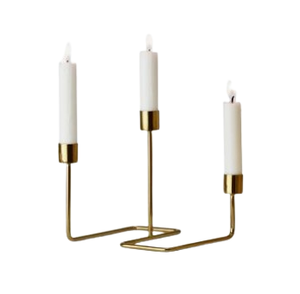 Juego de candelabros con acabado dorado de tres candelabros de mesa disponibles para eventos, fiestas, bodas y decoración navideña - Product Image 2