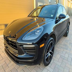 Porsche Macan 2022 en parfait état, environ 5 900 milles, moteur 4 cylindres turbo, transmission intégrale, pack Premium Plus - Product Image 1