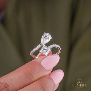 Bague Statement Toi Et Moi en diamant avec pierres de taille poire et princesse, tige incurvée avec micro-pavé de diamants, pour femme - Product Image 1