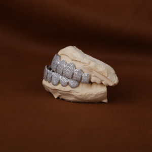 Exclusif Moissanite Diamond Grillz Faites une déclaration avec Bling glacé pour toute performance - Product Image 3