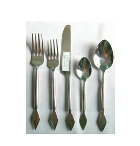 Ensemble de couverts écologiques au design moderne Nouvelle version Poignée en laiton Couverts et vaisselle pour mariages en vente! - Product Image 5