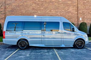 Mercedes-Benz Sprinter 2500 2022 Usada en Excelentes Condiciones, Motor Turbodiésel V6, Conversión a Van de Lujo, Diseño para 11 Pasajeros - Product Image 3