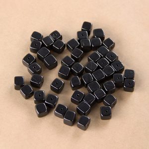 Perle de shungite polie en forme de cube, environ 0,39 po (10 mm), trou de 0,06 po (1,5 mm) - Product Image 1