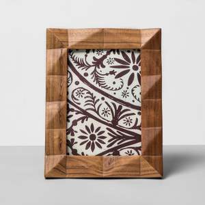 Cadre photo élégant en bois massif pour la décoration intérieure haut de gamme, à poser sur une table ou à fixer au mur, avec des détails en bois raffinés - Product Image 3