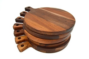 Planche à découper et de service en bois artisanal avec design floral en émail Planche à découper et de service en bois artisanal avec émail - Product Image 2