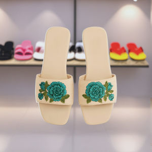 Chaussures plates à enfiler à fleurs violettes de qualité d'exportation, chaussures Boho confortables pour l'été, durables et élégantes pour un usage quotidien. - Product Image 2