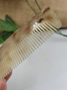 Peine Desenredante de Cuerno de Búfalo Orgánico Hecho a Mano, Pulido, Duradero, Antiencrespamiento y de Dientes Anchos para un Cabello Saludable - Product Image 5