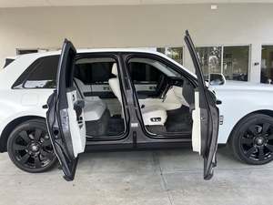 2022 Rolls-Royce Cullinan AWD listo para enviar con asientos de cuero Interior oscuro techo solar panorámico Turbo motor dirección izquierda - Product Image 4