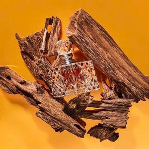 L'attrait de l'huile de oud naturelle: un témoignage de chaleur et d'élégance - Product Image 1